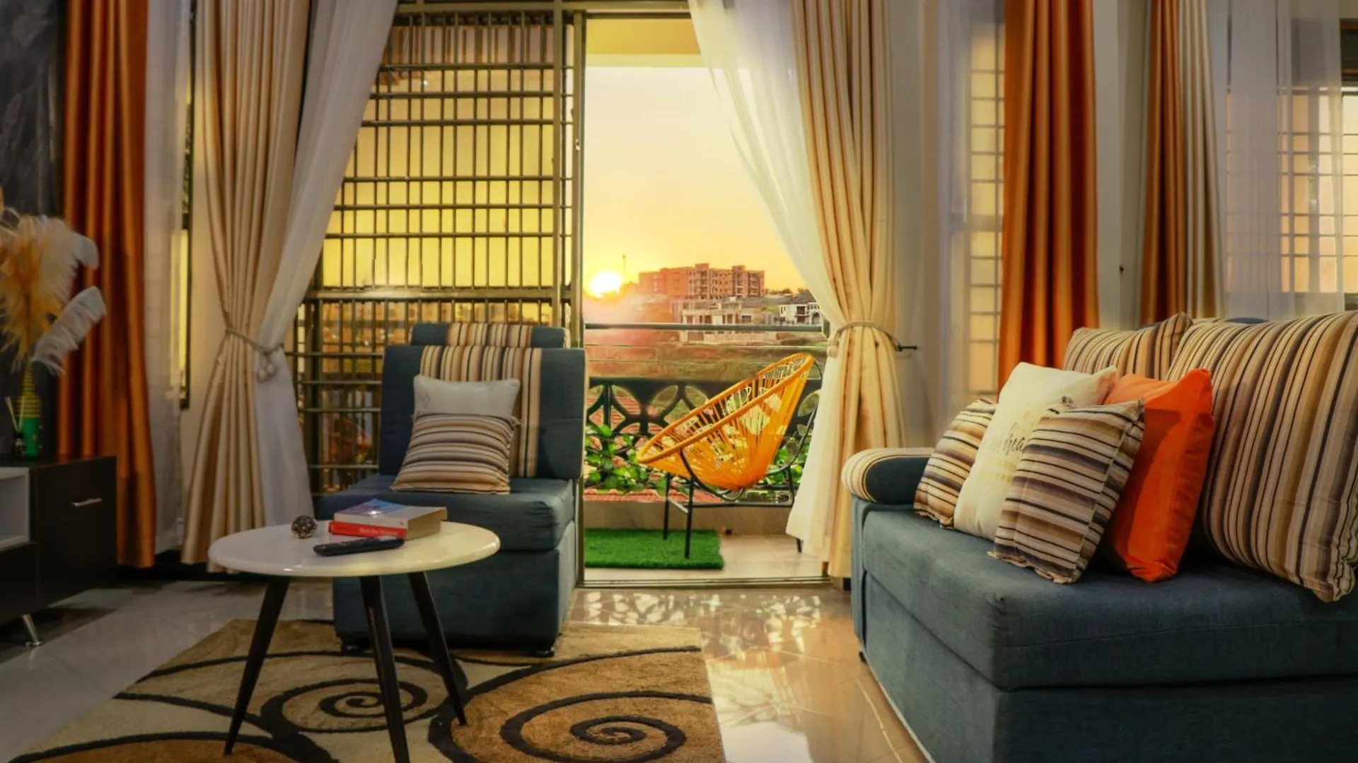 Sunset View Apartment In 캄팔라