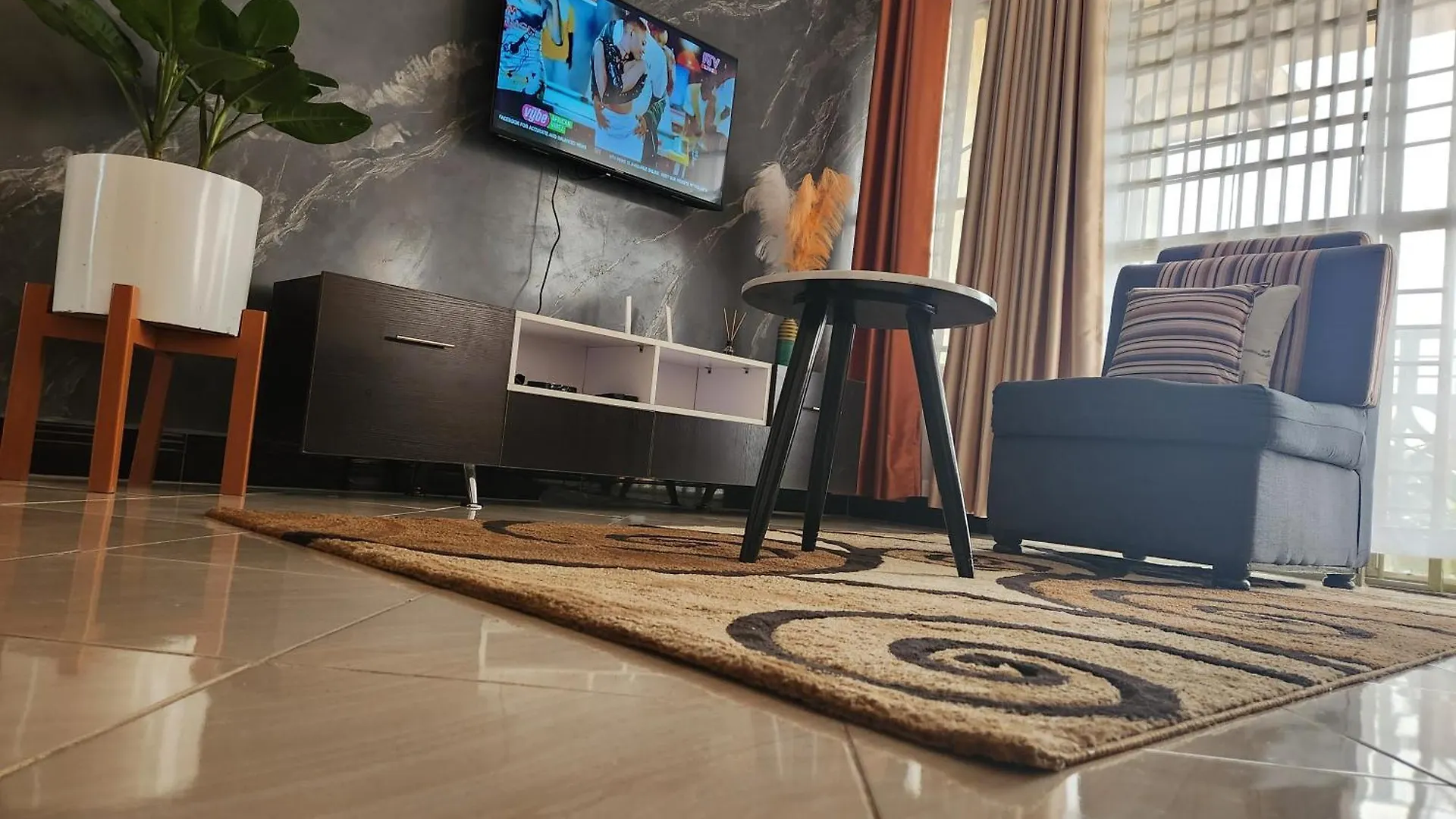 Sunset View Apartment In 캄팔라