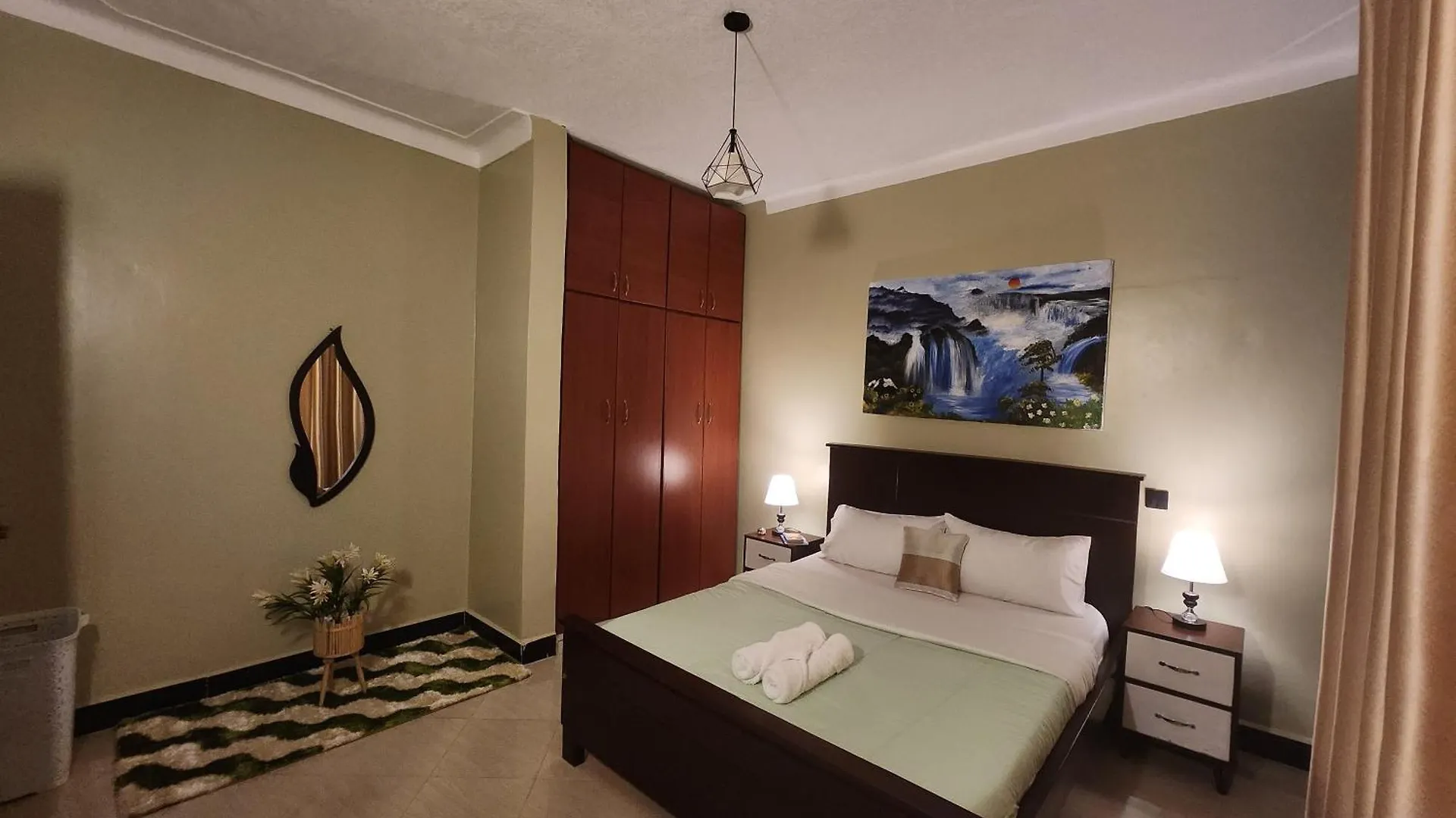 Sunset View Apartment In 캄팔라