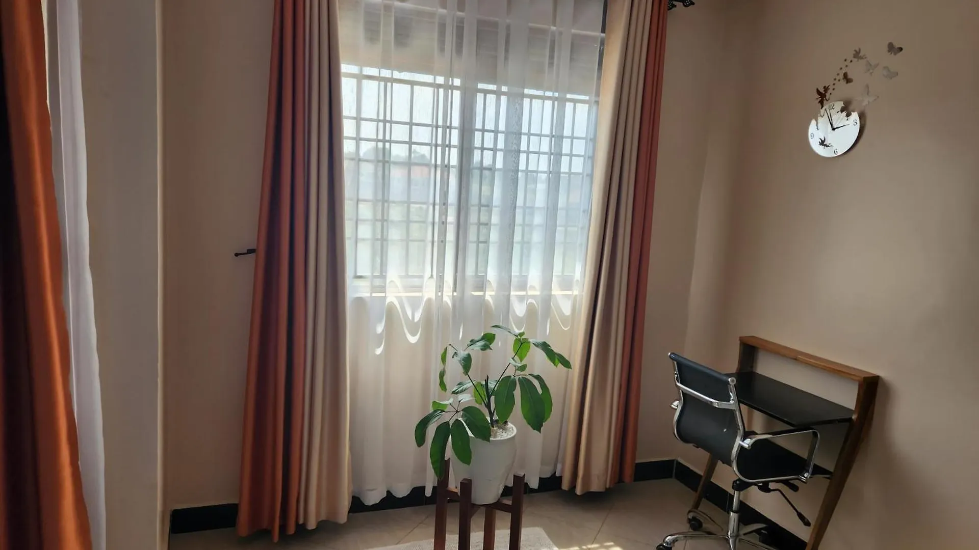 Sunset View Apartment In 캄팔라
