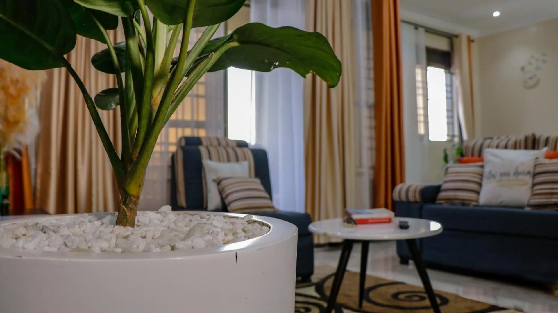 Sunset View Apartment In 캄팔라
